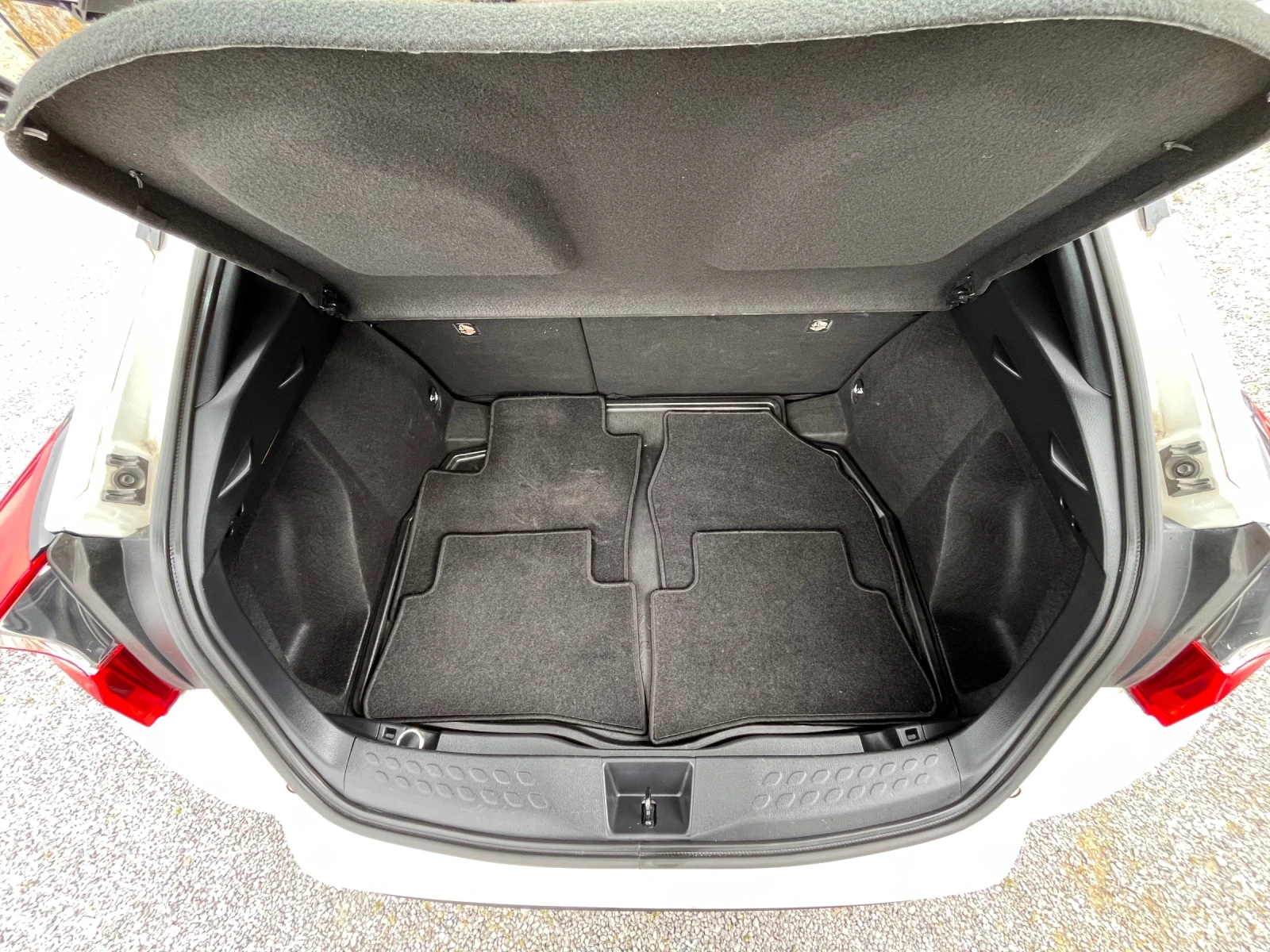 Toyota C-HR 1.8Hybrid / 65.000km Сервиз водена само в Тойота , снимка 14 - Автомобили и джипове - 54643138