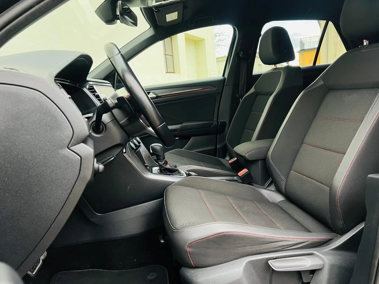 VW T-Roc 2.0TDI/SPORT/150HP/DSG/4X4/LED/CAM/CARPLAY/596z, снимка 11 - Автомобили и джипове - 55275431
