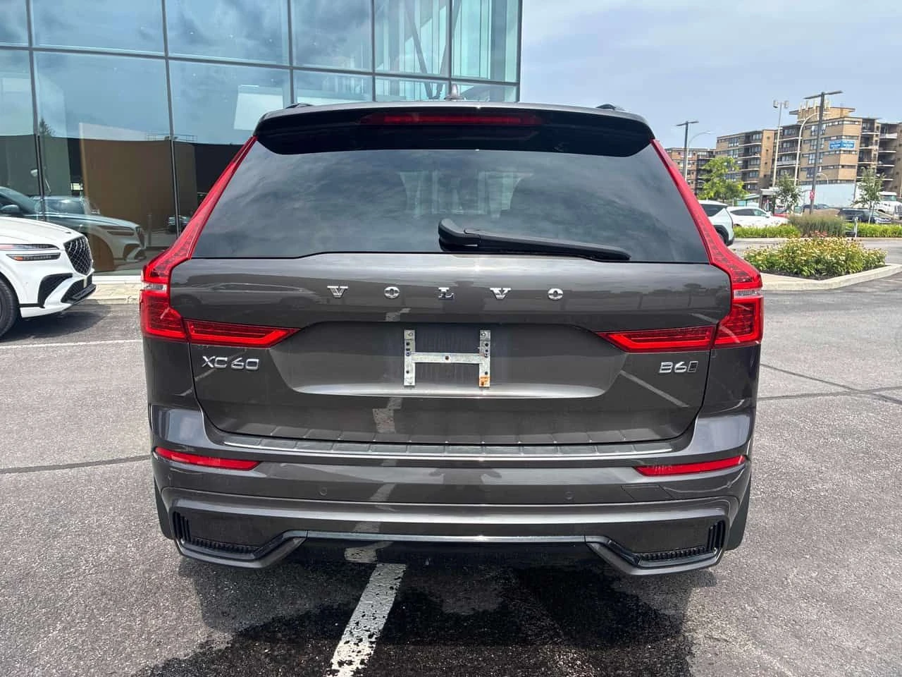 Volvo XC60 R Design  CARFAX, снимка 4 - Автомобили и джипове - 55729080