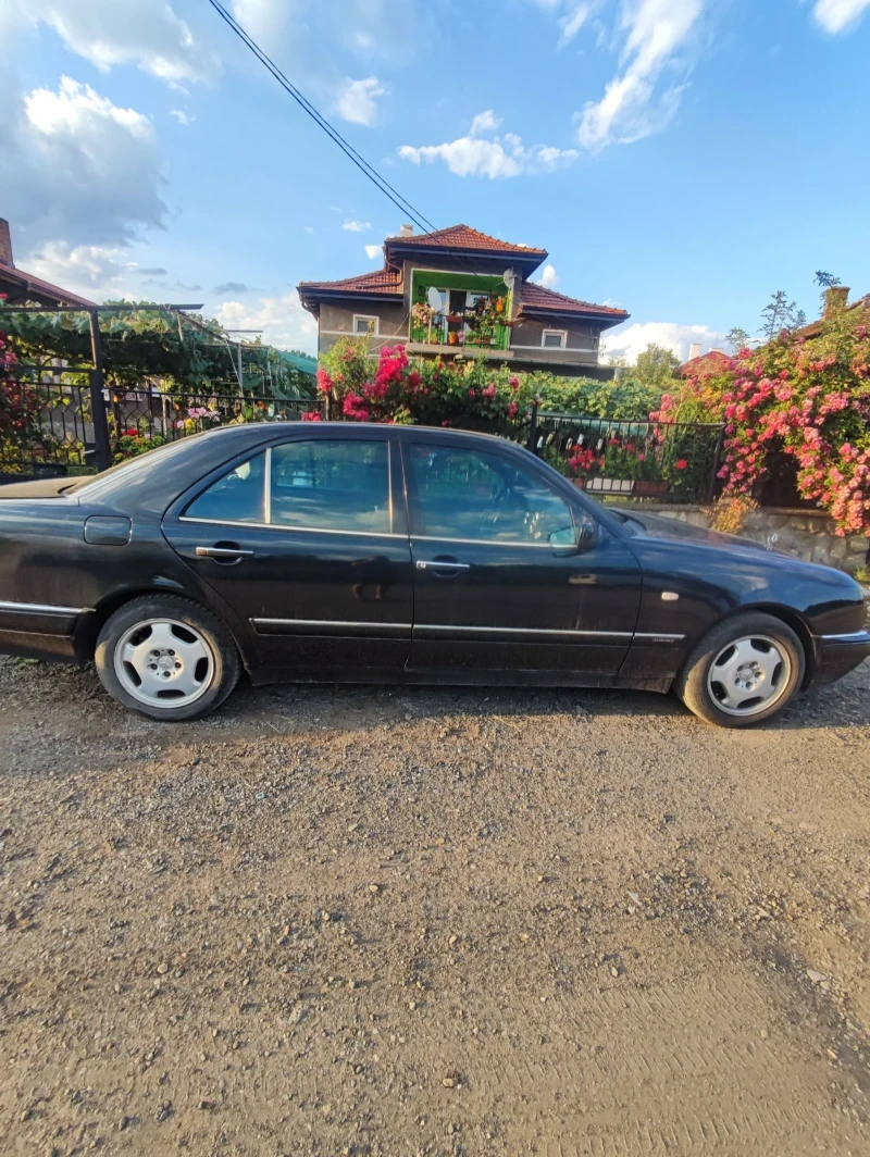 Mercedes-Benz E 200 Елегант, снимка 7 - Автомобили и джипове - 52206922