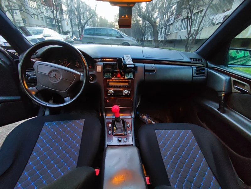 Mercedes-Benz E 200 Елегант, снимка 3 - Автомобили и джипове - 52206922