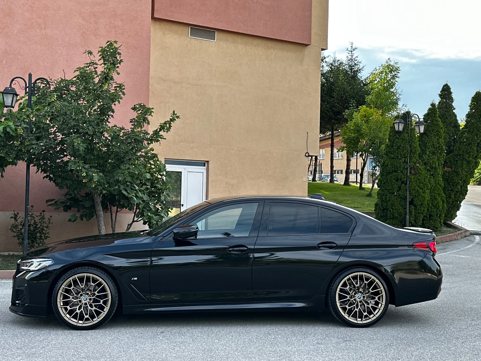 BMW 520 * M-PERFORMANCE* FULL LED* HUD* CARPLAY, снимка 2 - Автомобили и джипове - 55220853