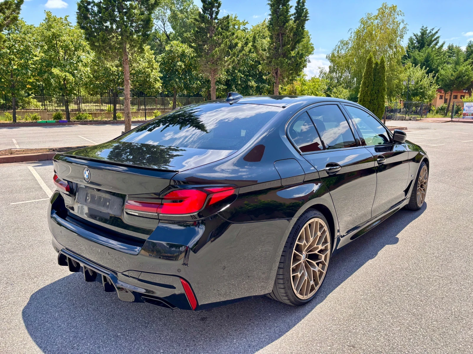 BMW 520 * M-PERFORMANCE* FULL LED* HUD* CARPLAY, снимка 4 - Автомобили и джипове - 55220853
