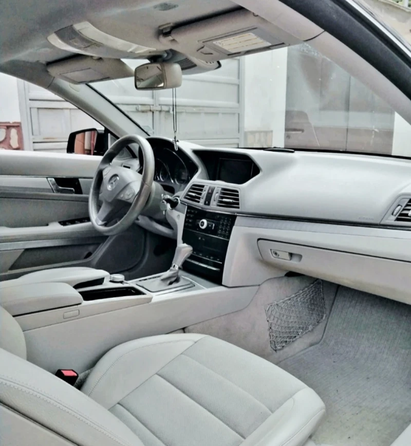 Mercedes-Benz E 250 Купе, снимка 11 - Автомобили и джипове - 52156152