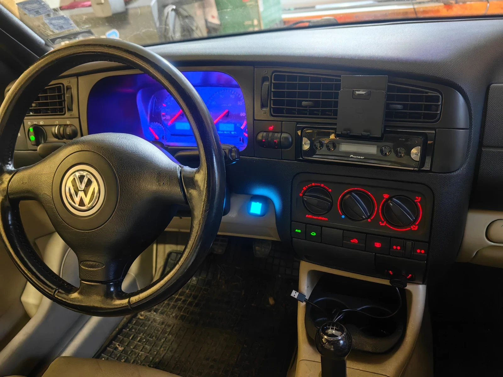 VW Golf 2.0i Karmann , снимка 6 - Автомобили и джипове - 54000200
