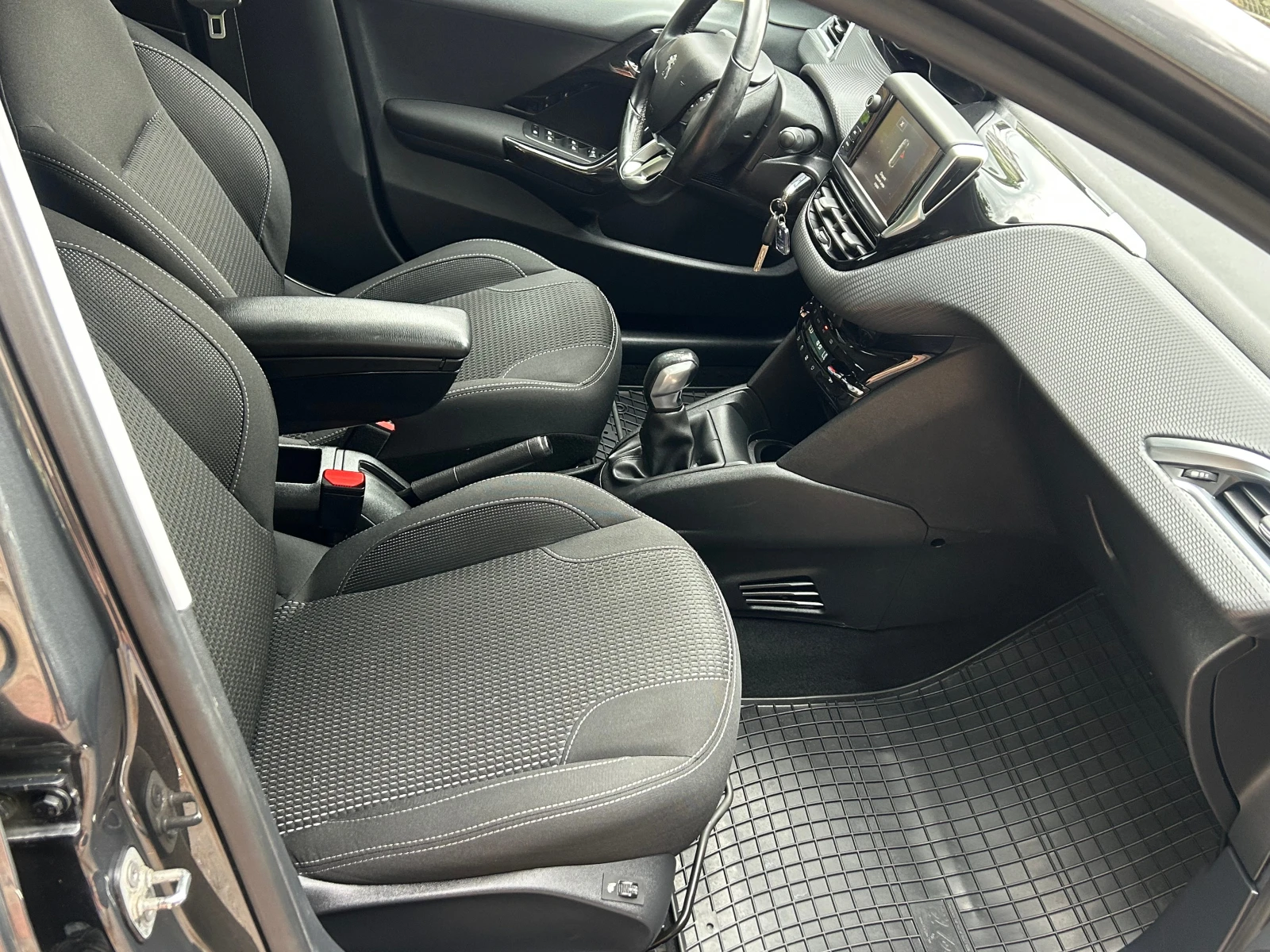 Peugeot 208 1, 6GT LINE BLUE HDI, снимка 11 - Автомобили и джипове - 54642211