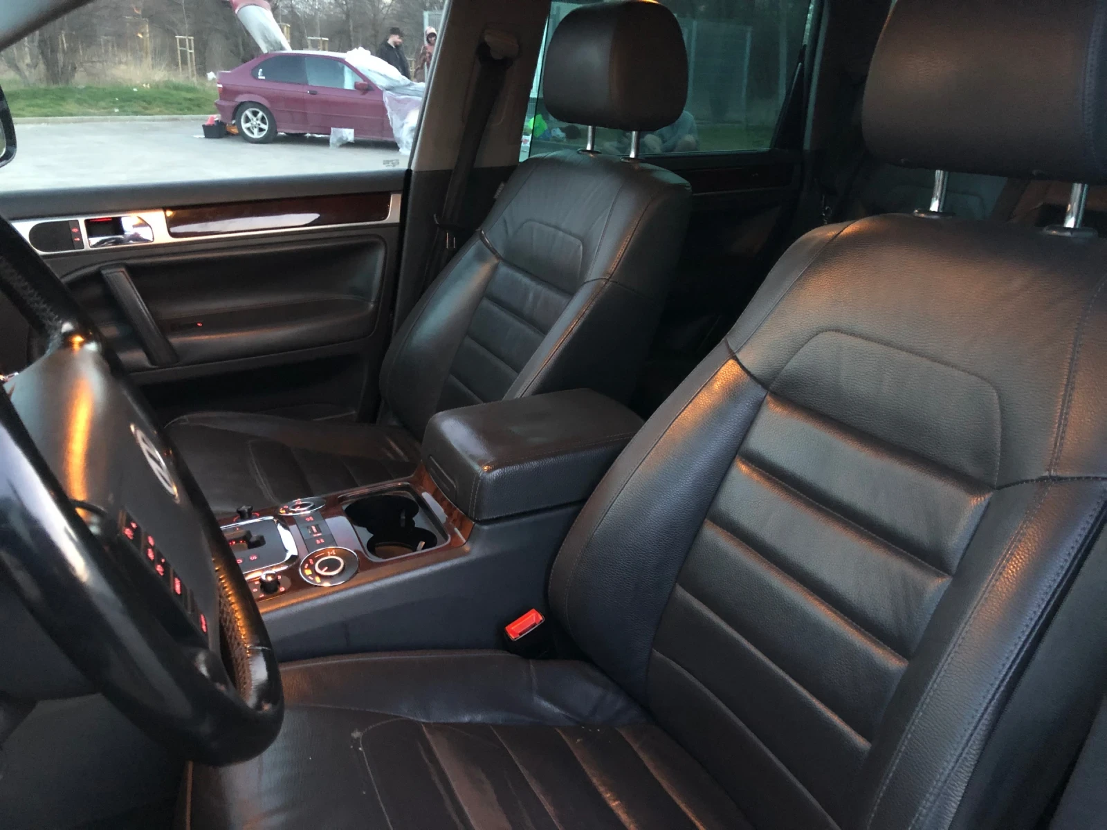 VW Touareg 3.0 V6 Подгреви на седалки-Волан-Предно стъкло!!!, снимка 13 - Автомобили и джипове - 53749073