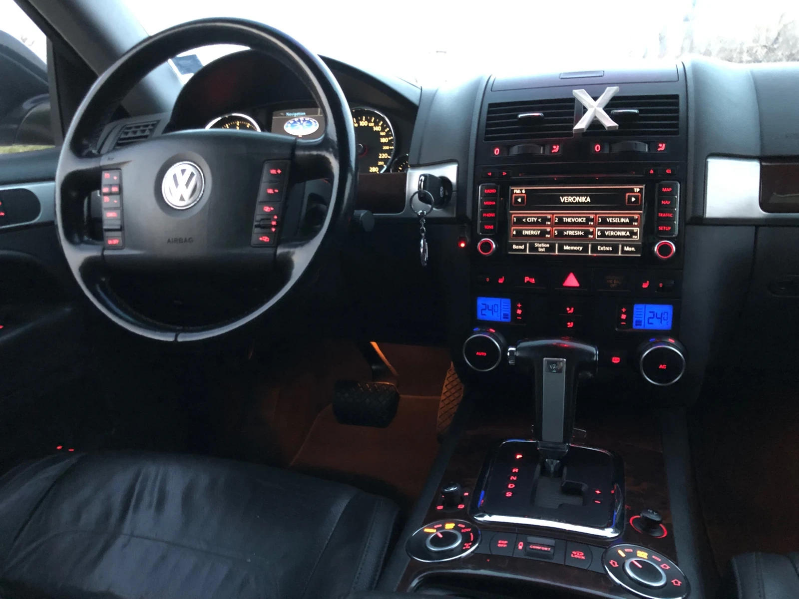 VW Touareg 3.0 V6 Подгреви на седалки-Волан-Предно стъкло!!!, снимка 11 - Автомобили и джипове - 53749073