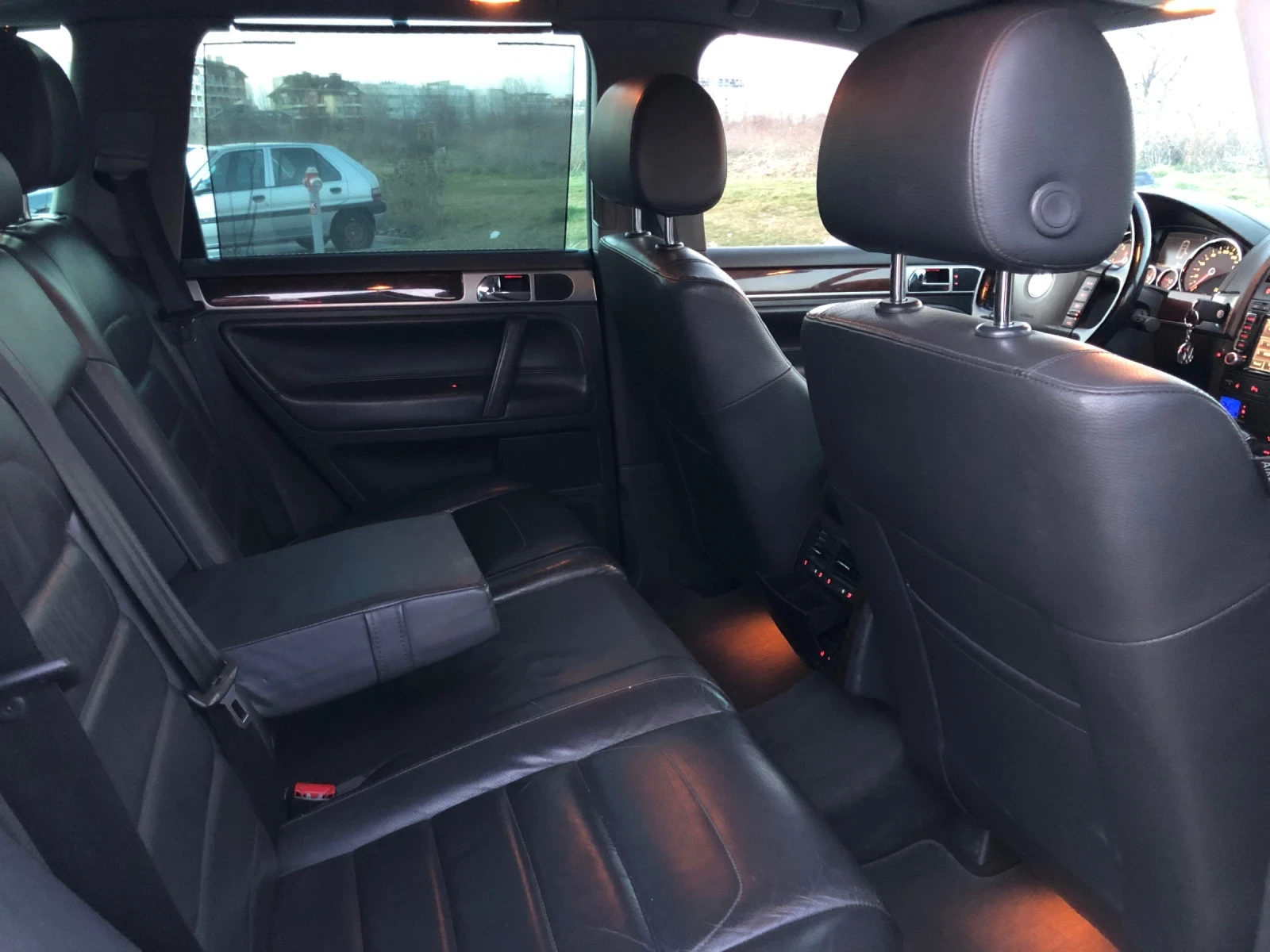 VW Touareg 3.0 V6 Подгреви на седалки-Волан-Предно стъкло!!!, снимка 14 - Автомобили и джипове - 53749073
