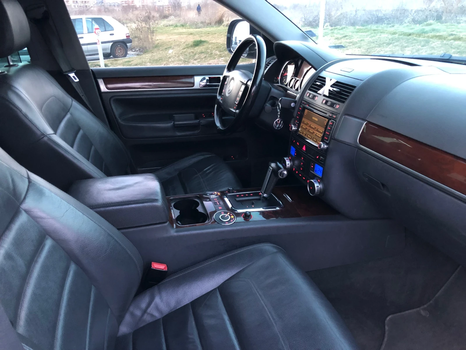 VW Touareg 3.0 V6 Подгреви на седалки-Волан-Предно стъкло!!!, снимка 10 - Автомобили и джипове - 53749073