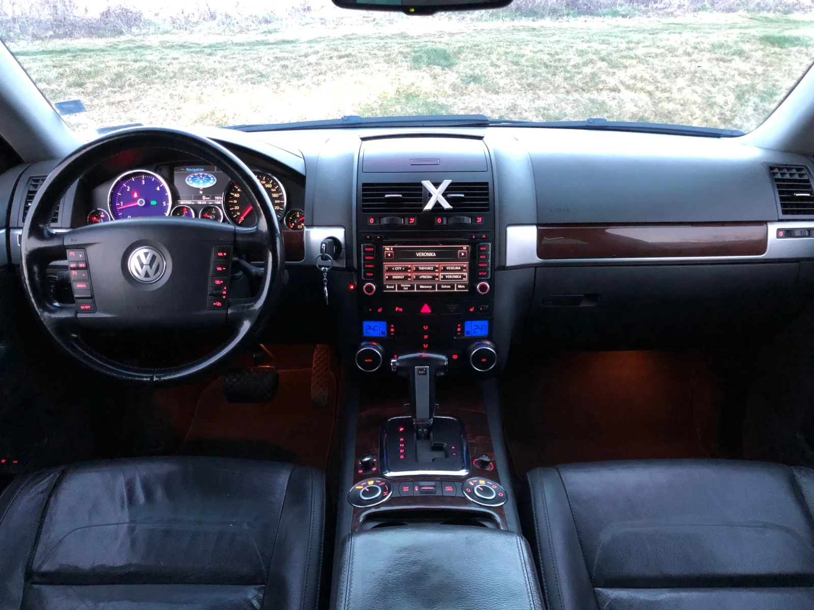 VW Touareg 3.0 V6 Подгреви на седалки-Волан-Предно стъкло!!!, снимка 9 - Автомобили и джипове - 53749073