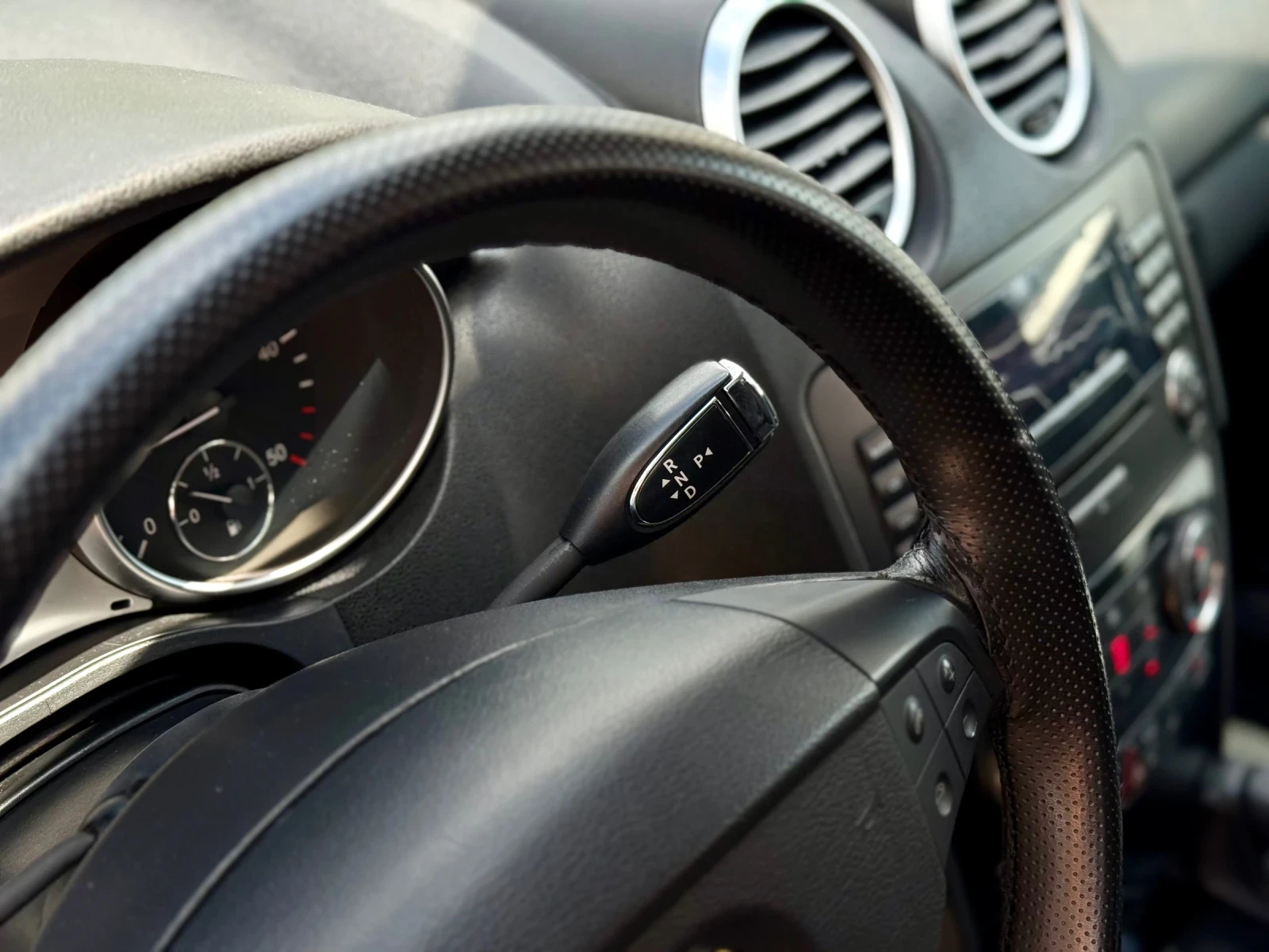 Mercedes-Benz ML 320 SPORT / AIRMATIC / ПОДГРЕВ / КЛИМАТРОНИК , снимка 17 - Автомобили и джипове - 54688604