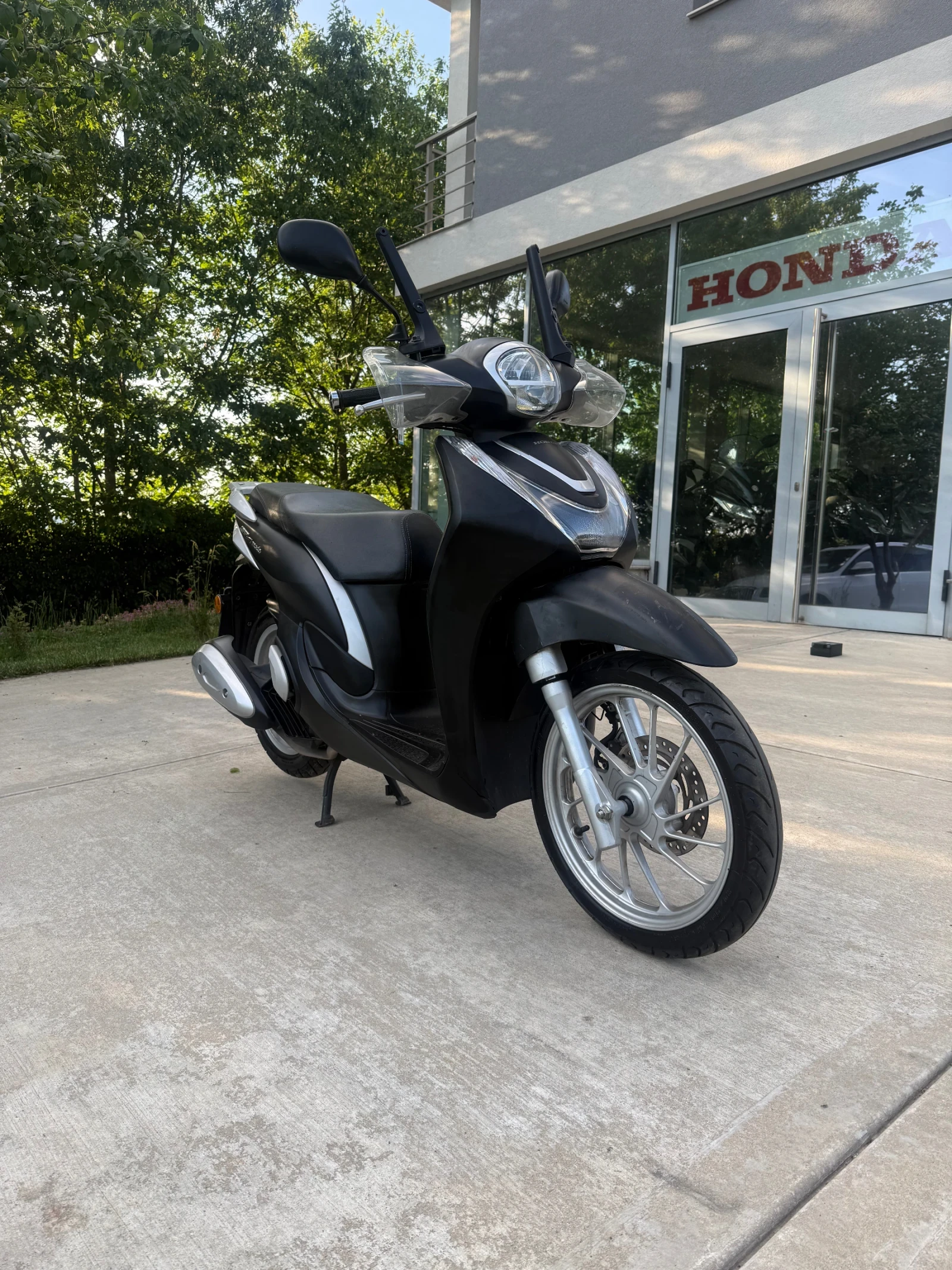 Honda Sh 2024 125  ABS 9000 km !, снимка 2 - Мотоциклети и мототехника - 54670978