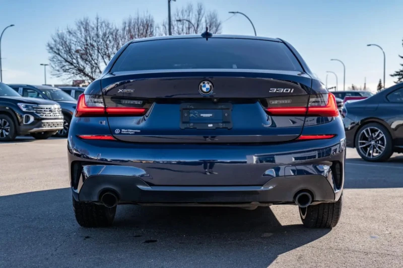 BMW 330 xDrive* M-pack* LASER* Distr* Harman/Kardon* 360* , снимка 3 - Автомобили и джипове - 52695542