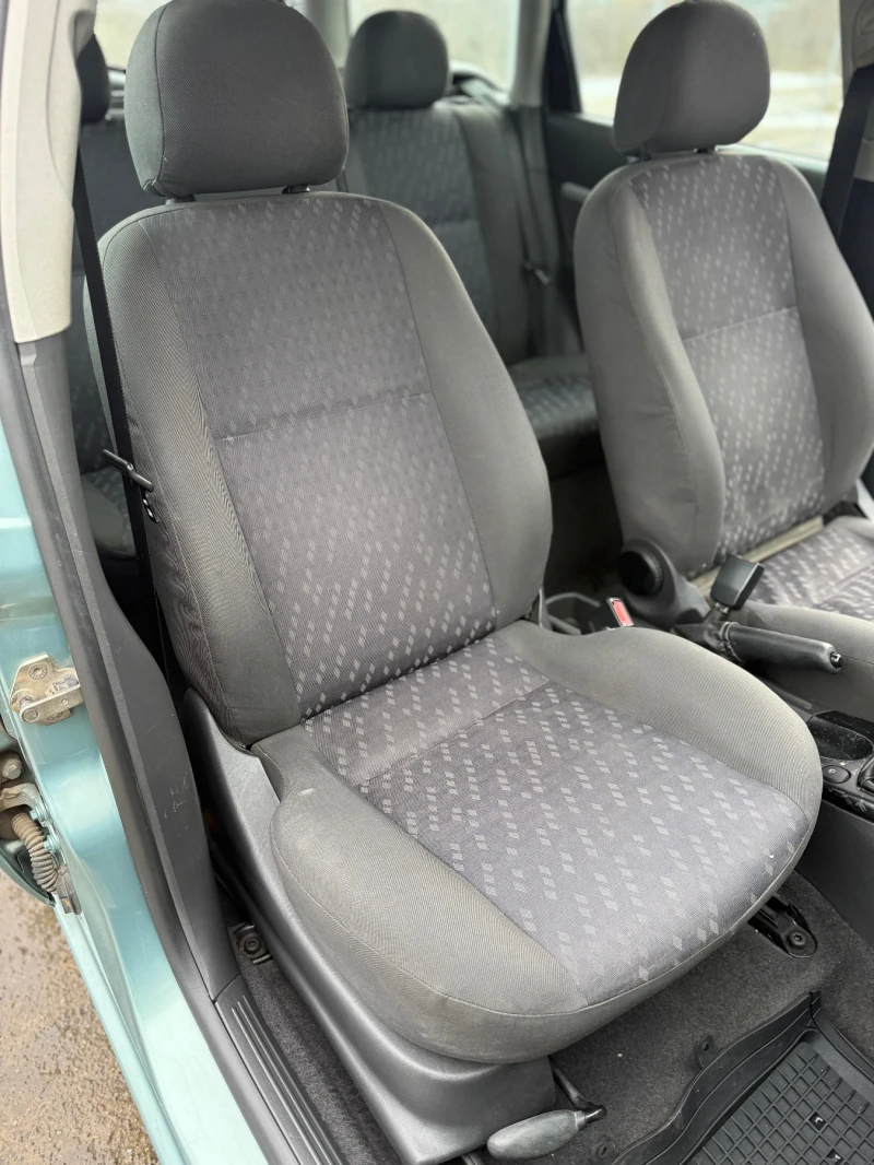 Ford Focus 1.6 Климатик Регистриран, снимка 12 - Автомобили и джипове - 53101644