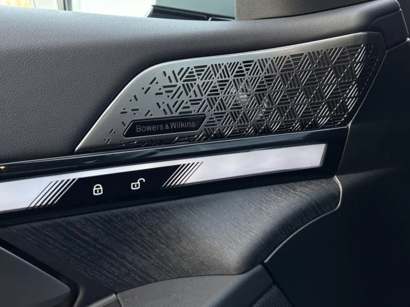 BMW 550 e/xDRIVE/489HP/MSPORT/20/MSPORT/360/B&W/HUD/916v, снимка 14 - Автомобили и джипове - 53414124