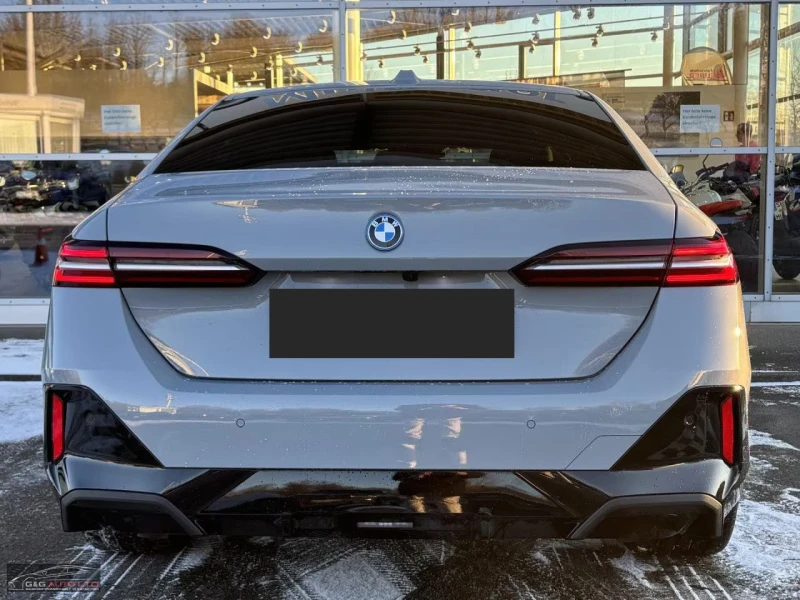 BMW 550 e/xDRIVE/489HP/MSPORT/20/MSPORT/360/B&W/HUD/916v, снимка 5 - Автомобили и джипове - 53414124