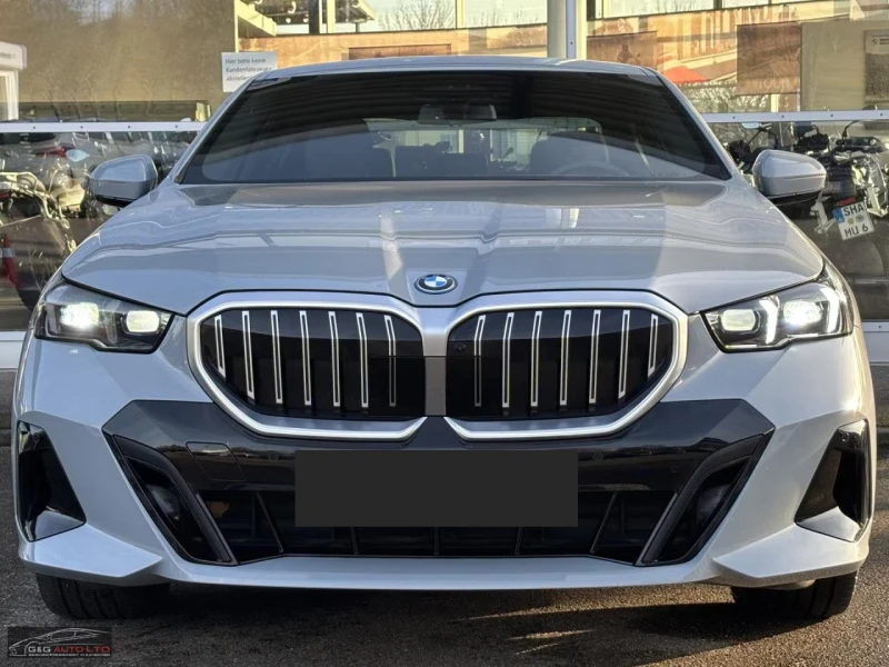 BMW 550 e/xDRIVE/489HP/MSPORT/20/MSPORT/360/B&W/HUD/916v, снимка 2 - Автомобили и джипове - 53414124