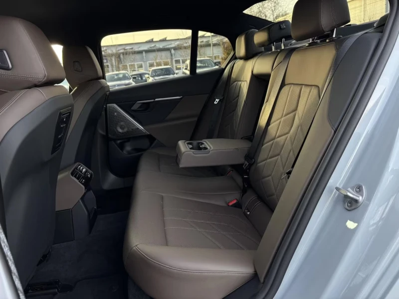 BMW 550 e/xDRIVE/489HP/MSPORT/20/MSPORT/360/B&W/HUD/916v, снимка 10 - Автомобили и джипове - 53414124