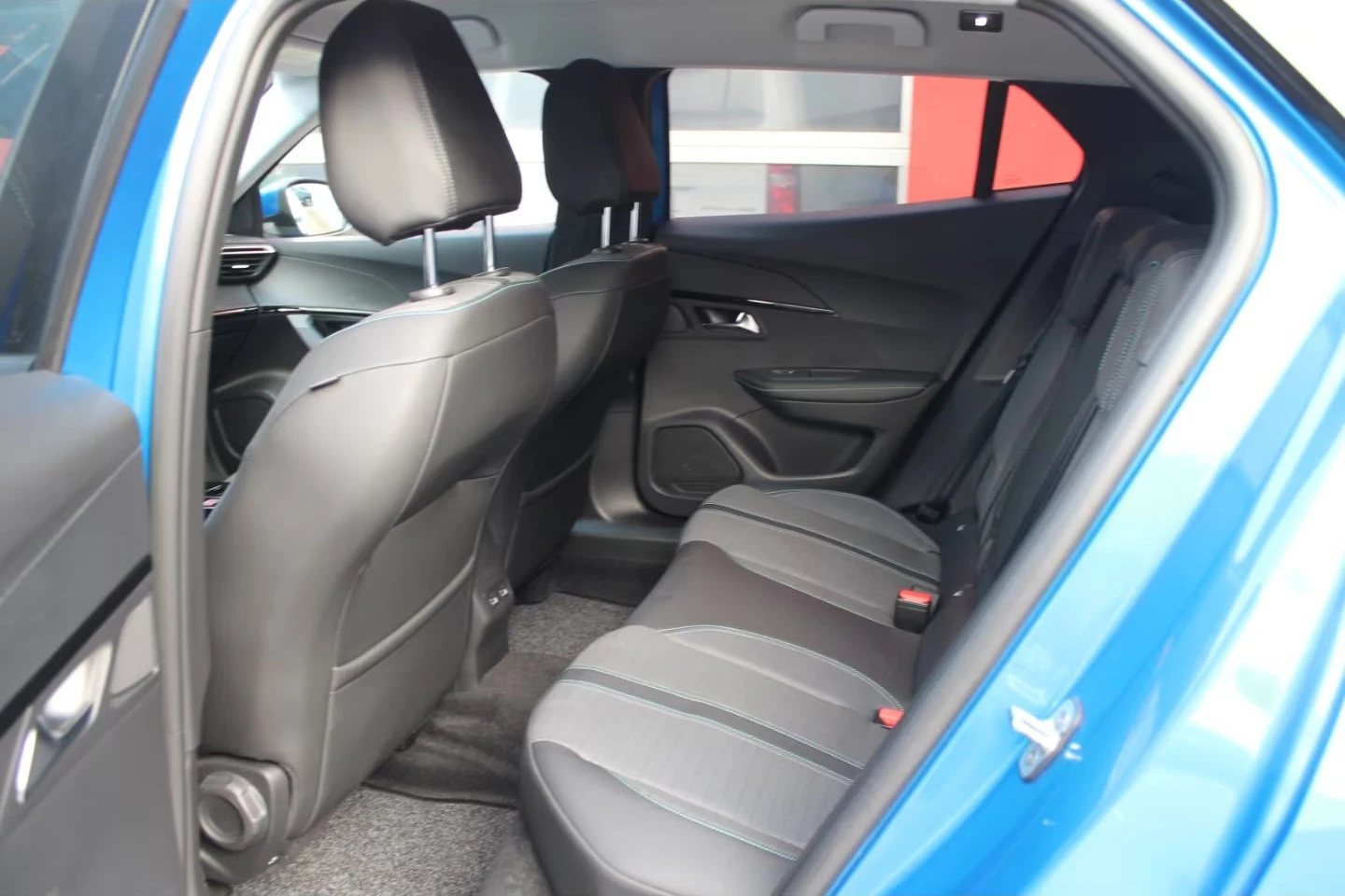 Peugeot 2008 e-ALLURE/136HP/CAM/NAVI/ACC/H.PUMP/958g, снимка 14 - Автомобили и джипове - 53913626