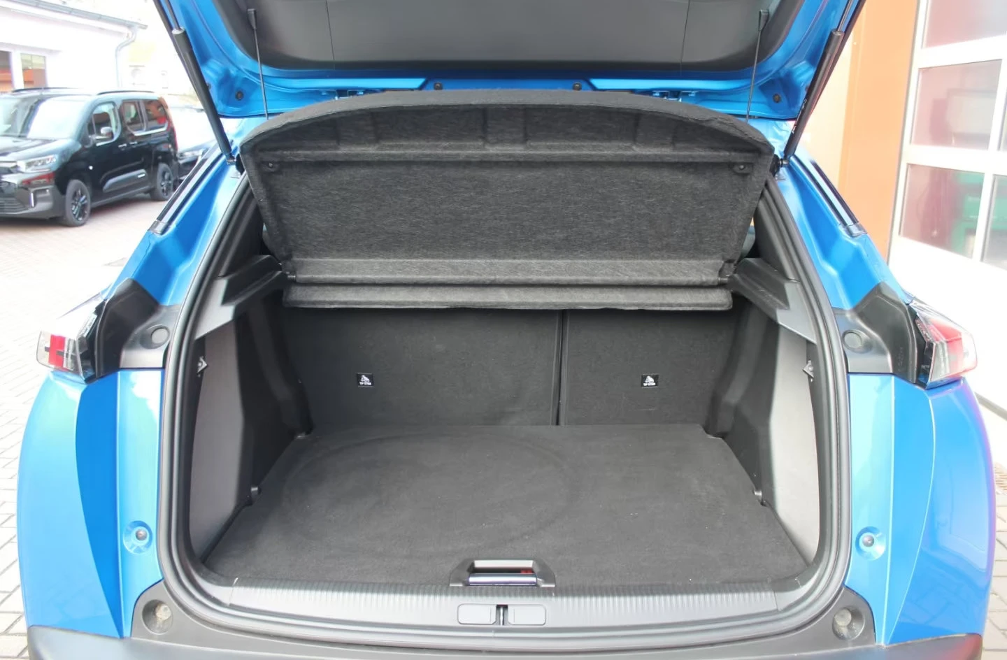 Peugeot 2008 e-ALLURE/136HP/CAM/NAVI/ACC/H.PUMP/958g, снимка 15 - Автомобили и джипове - 53913626