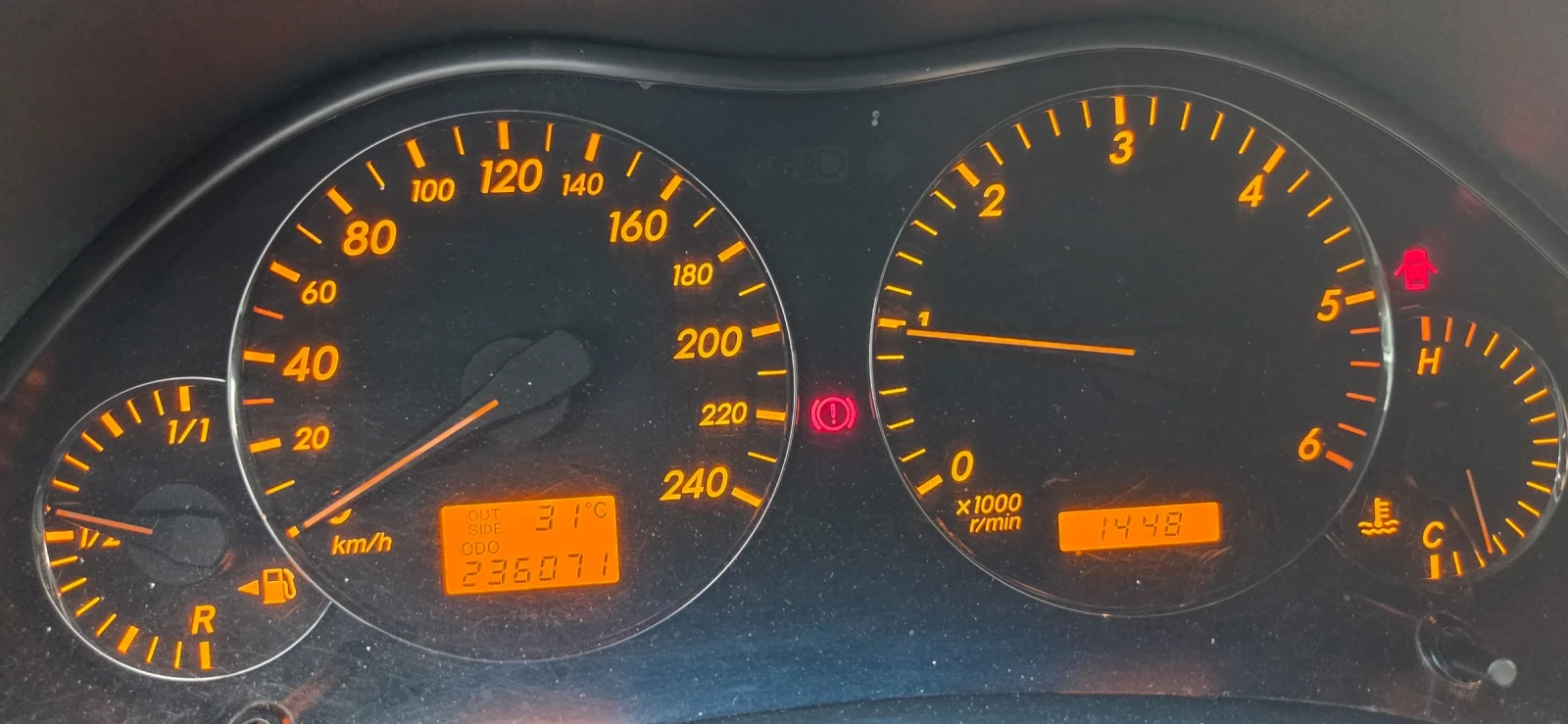 Toyota Avensis 2.2 D4D, снимка 7 - Автомобили и джипове - 54943119