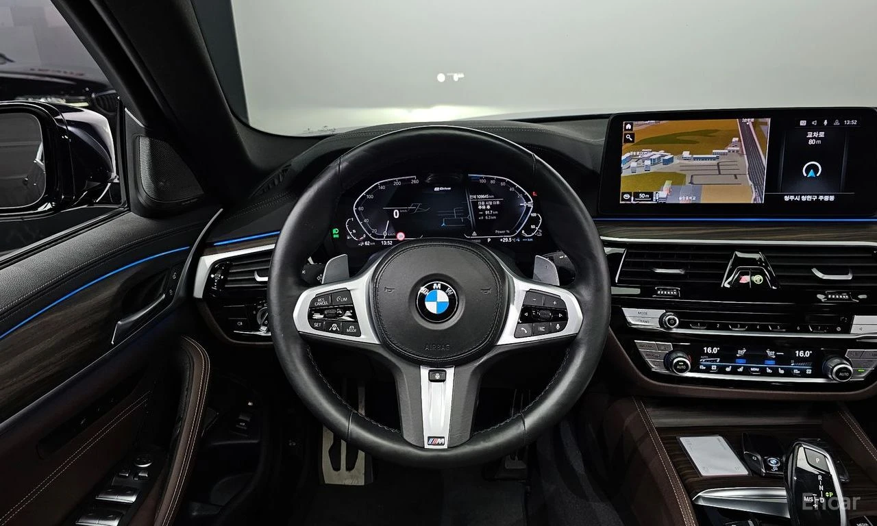 BMW 530E M* SPORT* HYBRID* HARMON* KARDON* ДИСТРОНИК* ОБДУХ, снимка 8 - Автомобили и джипове - 55421609