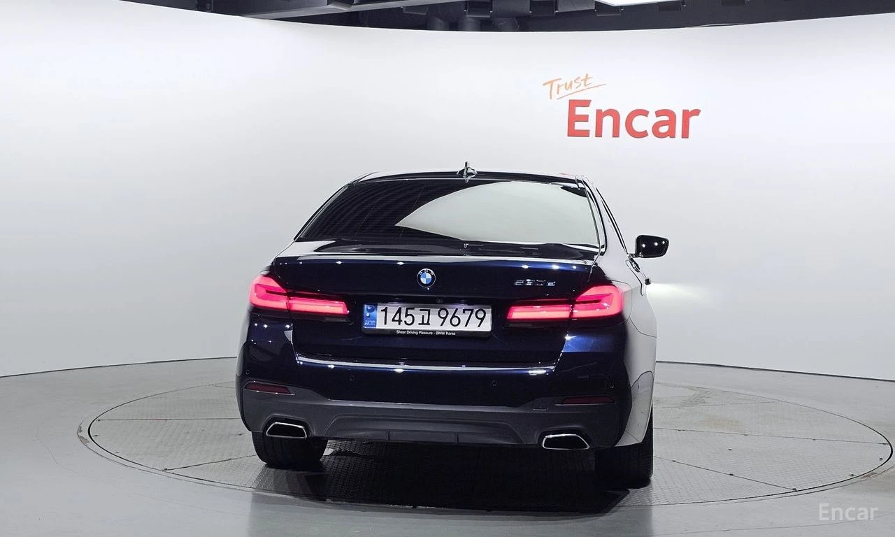 BMW 530E M* SPORT* HYBRID* HARMON* KARDON* ДИСТРОНИК* ОБДУХ, снимка 4 - Автомобили и джипове - 55421609