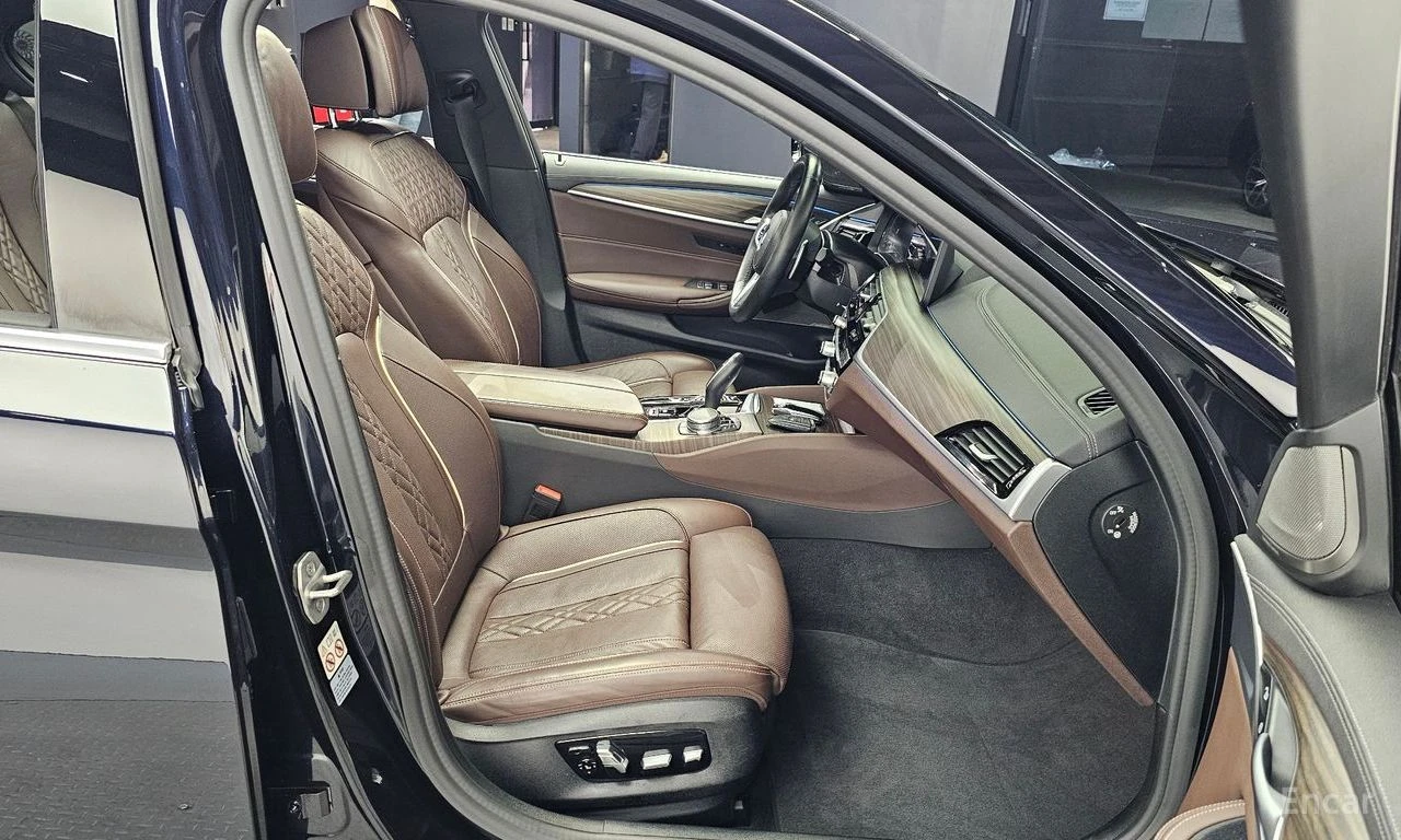 BMW 530E M* SPORT* HYBRID* HARMON* KARDON* ДИСТРОНИК* ОБДУХ, снимка 14 - Автомобили и джипове - 55421609