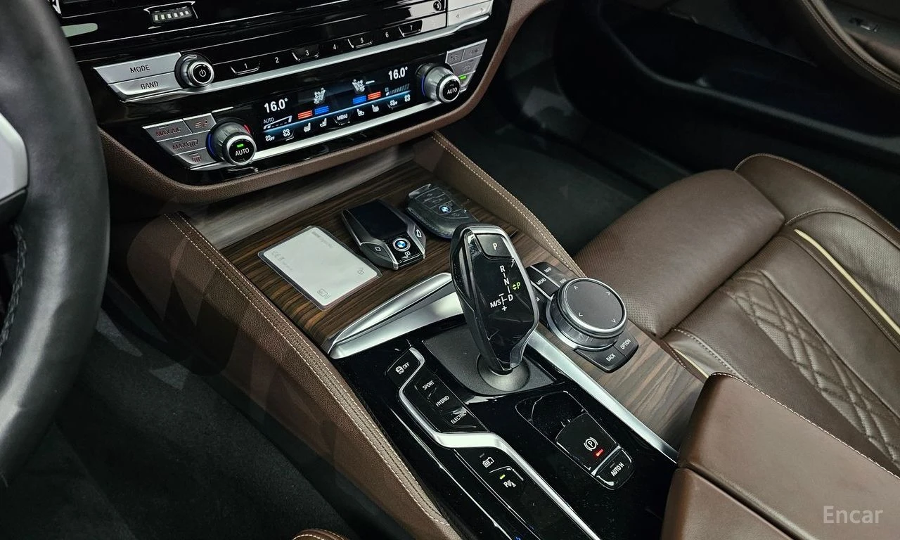 BMW 530E M* SPORT* HYBRID* HARMON* KARDON* ДИСТРОНИК* ОБДУХ, снимка 11 - Автомобили и джипове - 55421609