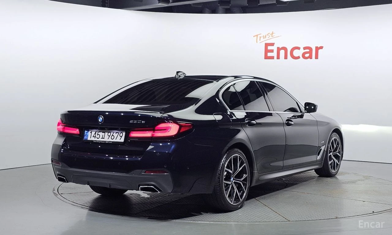 BMW 530E M* SPORT* HYBRID* HARMON* KARDON* ДИСТРОНИК* ОБДУХ, снимка 2 - Автомобили и джипове - 55421609