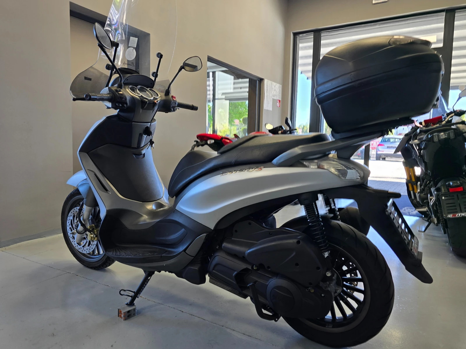 Piaggio Beverly 300ie, ABS-ASR, 25800км., снимка 5 - Мотоциклети и мототехника - 54701335