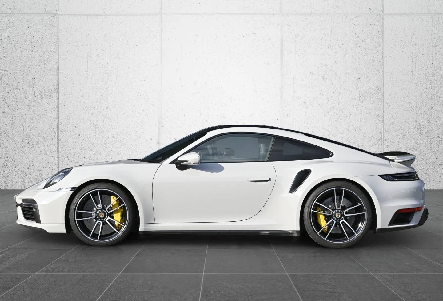 Porsche 911 TURBO S/COUPE/CERAMIC/CARBON/PANO/BOSE/MATRIX/360/ - изображение 4