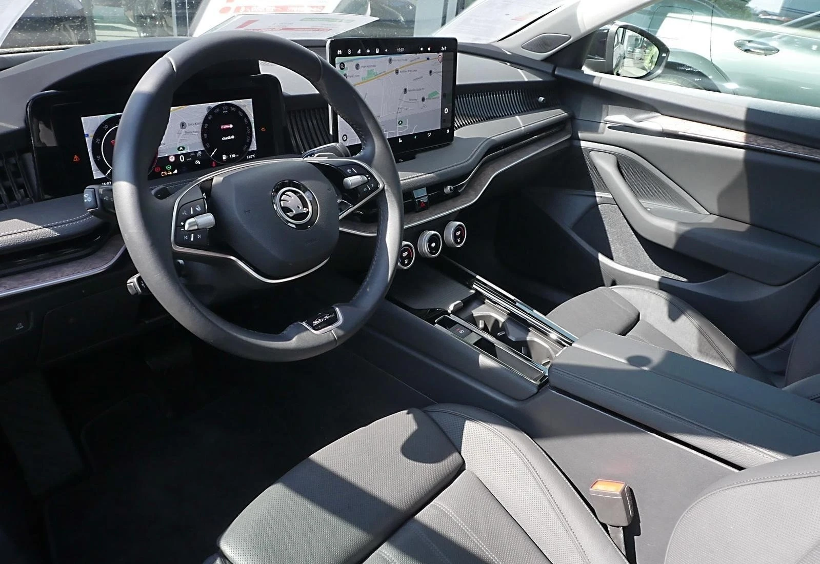 Skoda Superb 2.0 TDI L&K COMBI DSG MATRIX PANO CAMERA DISTRONIC - изображение 6