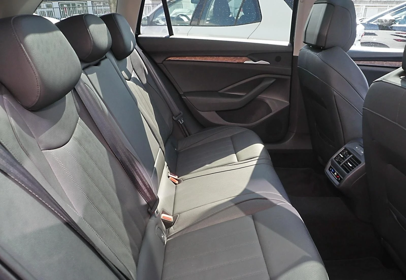 Skoda Superb 2.0 TDI L&K COMBI DSG MATRIX PANO CAMERA DISTRONIC - изображение 10