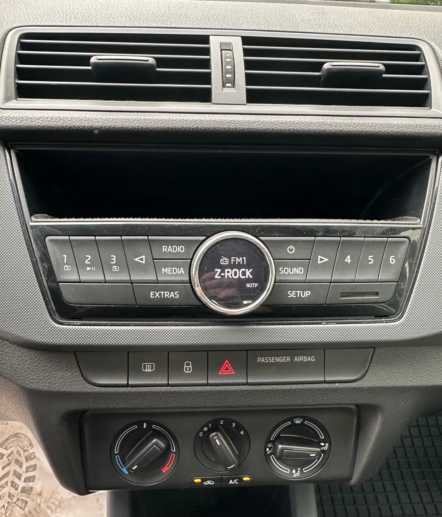 Skoda Fabia 1.0tsi 80000km, снимка 13 - Автомобили и джипове - 54624940