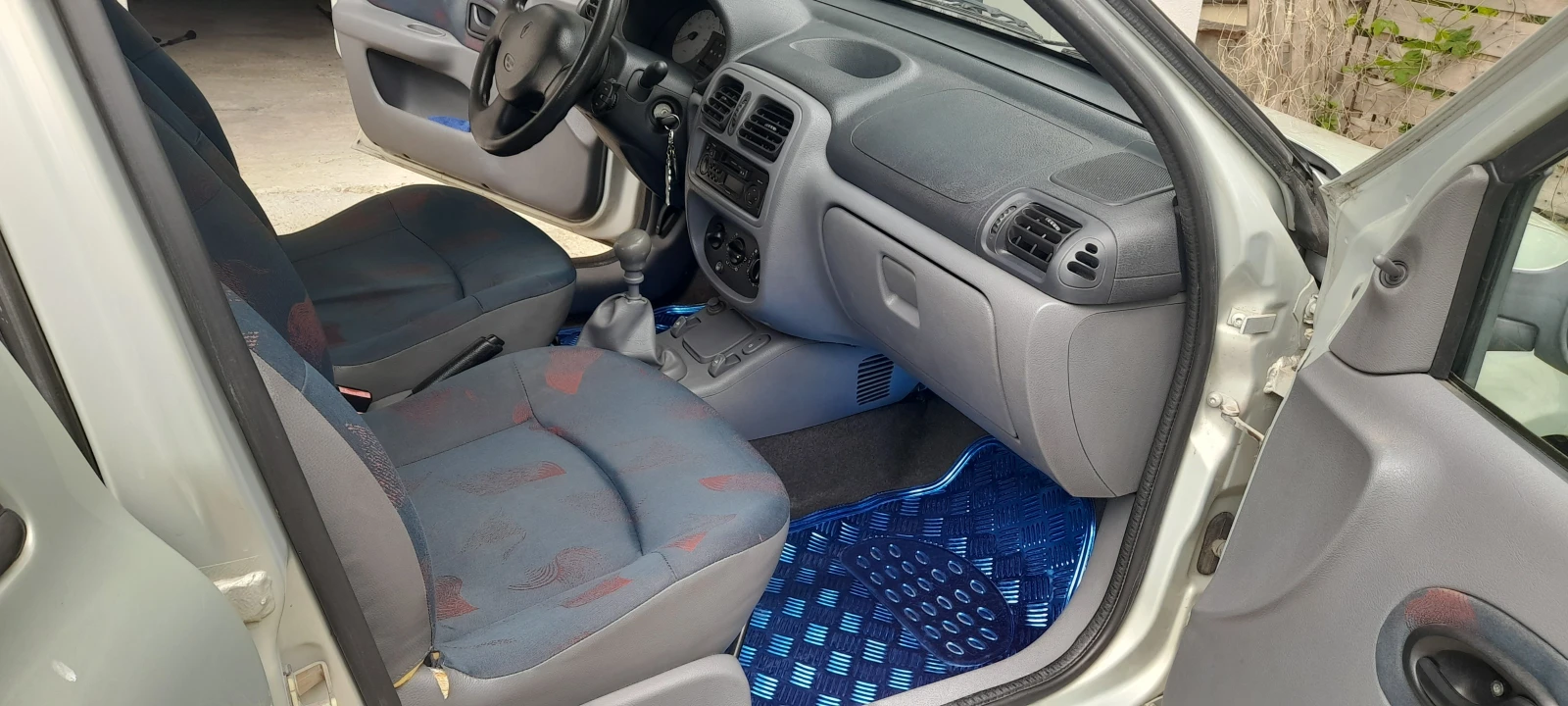 Renault Clio 1.4, снимка 7 - Автомобили и джипове - 54646491
