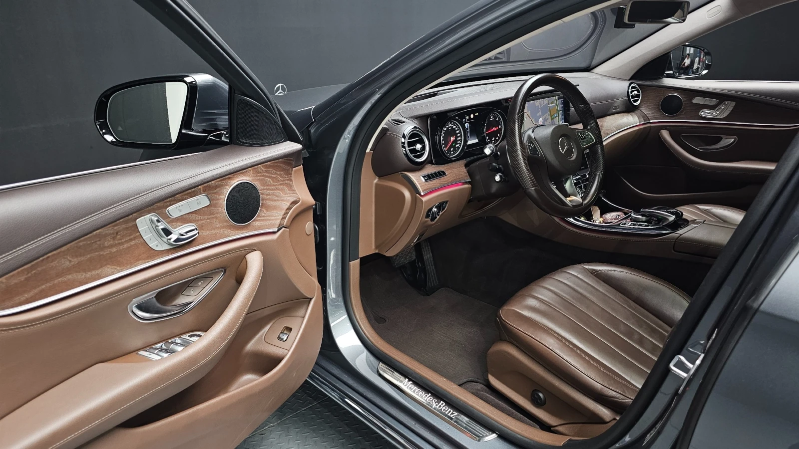 Mercedes-Benz E 220 E220d Exclusive, снимка 9 - Автомобили и джипове - 55541377