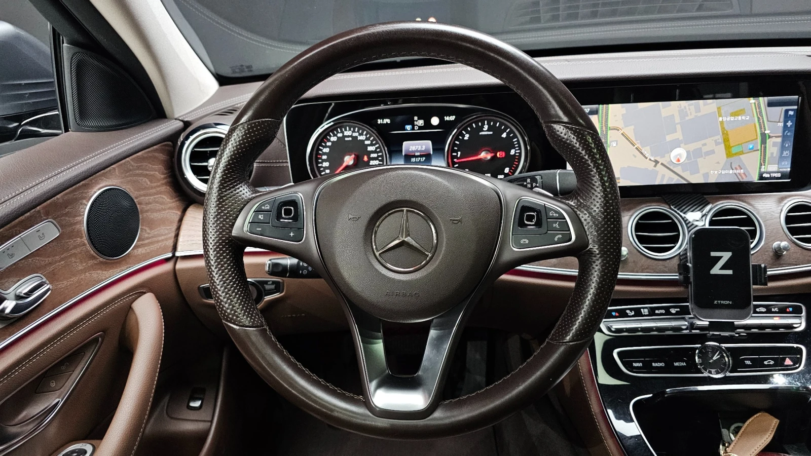 Mercedes-Benz E 220 E220d Exclusive, снимка 11 - Автомобили и джипове - 55541377