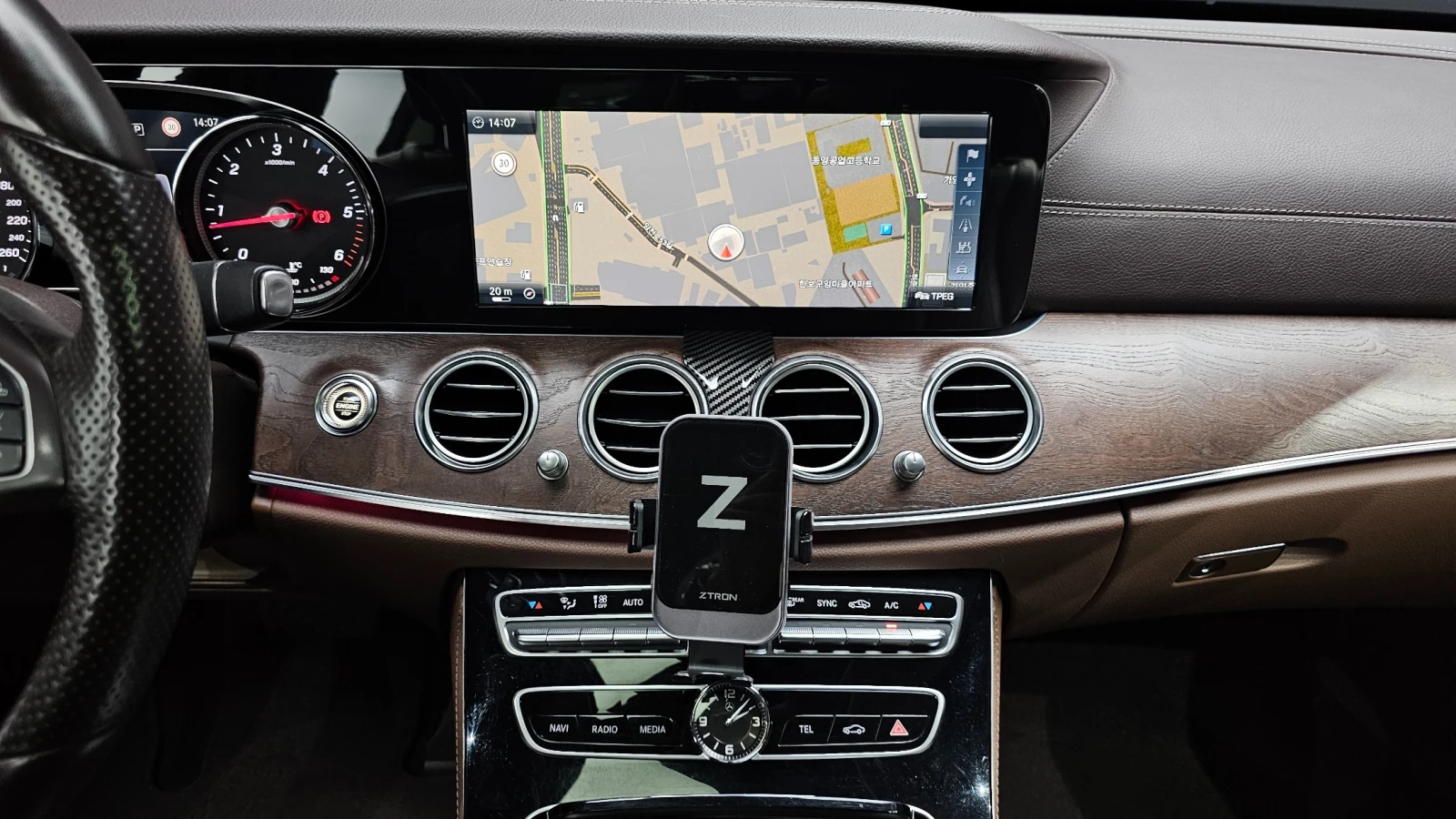Mercedes-Benz E 220 E220d Exclusive, снимка 12 - Автомобили и джипове - 55541377