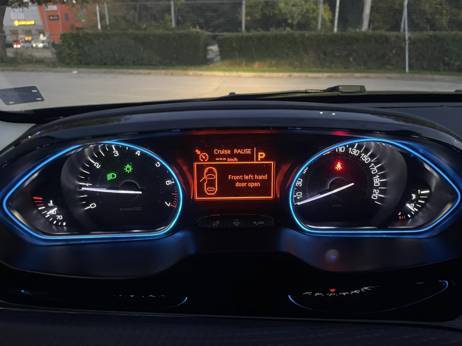 Peugeot 2008, снимка 16 - Автомобили и джипове - 56740901
