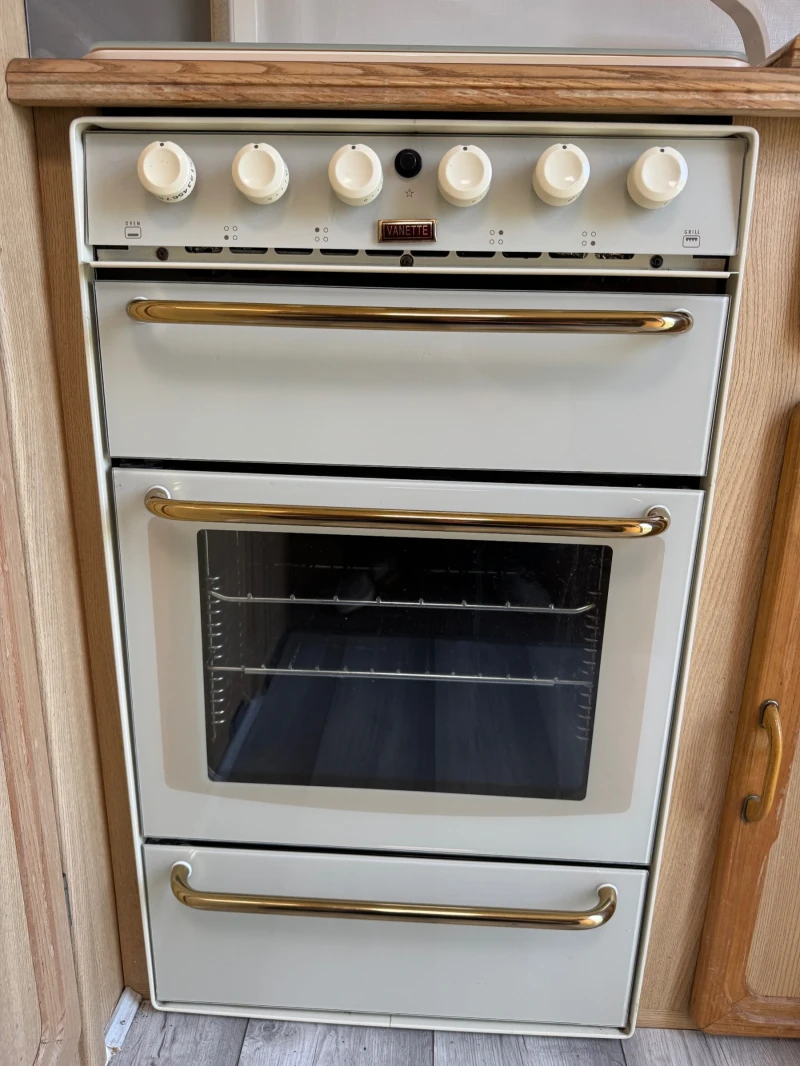 Каравана Други Lunar Clubman, снимка 13 - Каравани и кемпери - 52544435