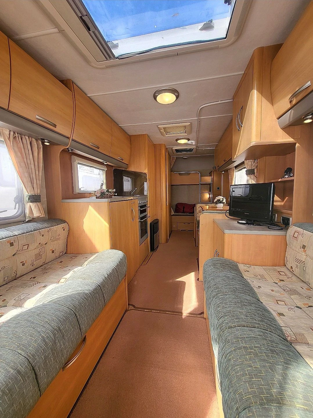 Каравана Swift Celeste, снимка 11 - Каравани и кемпери - 56720803