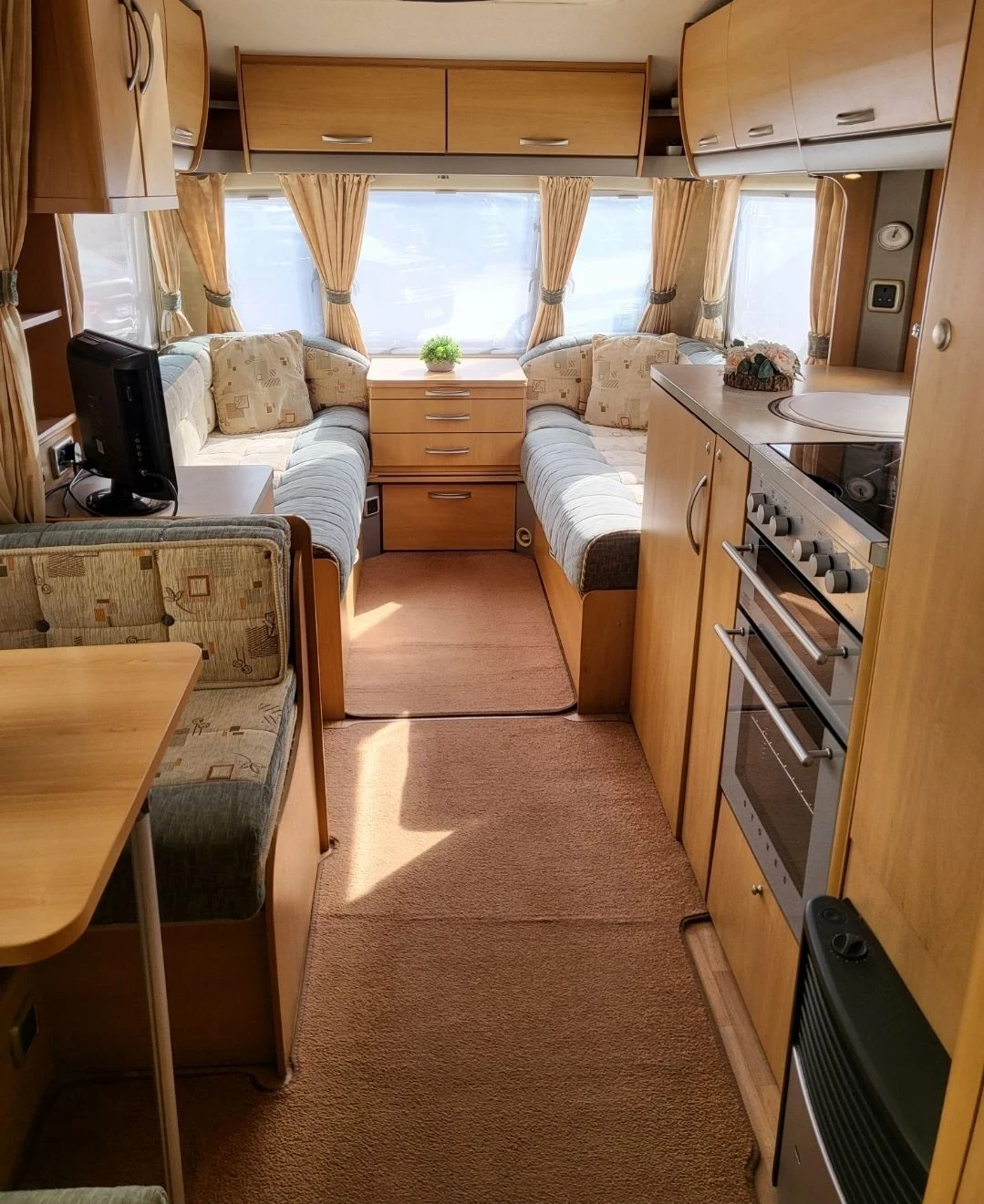 Каравана Swift Celeste, снимка 3 - Каравани и кемпери - 56720803