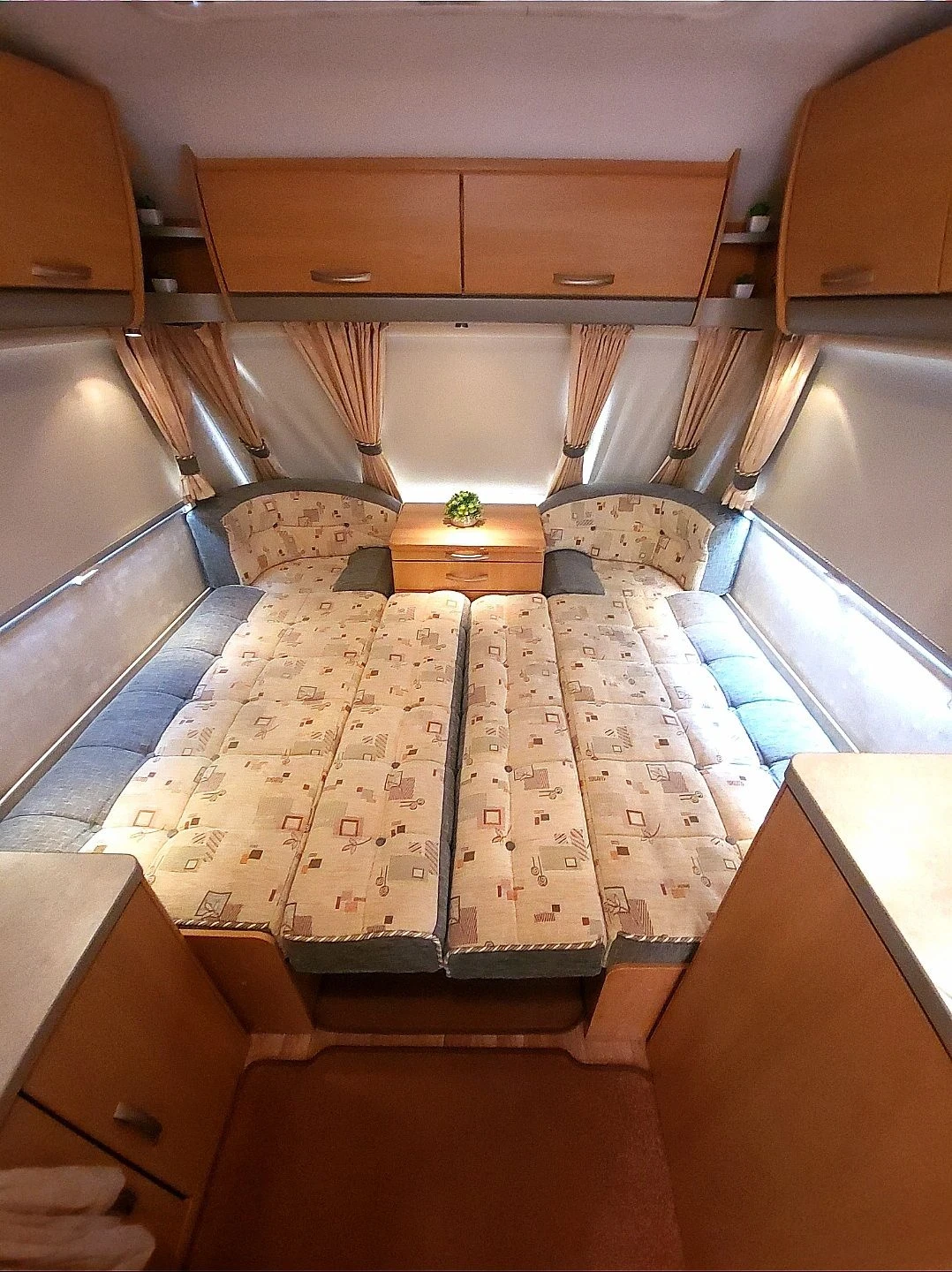 Каравана Swift Celeste, снимка 7 - Каравани и кемпери - 56720803