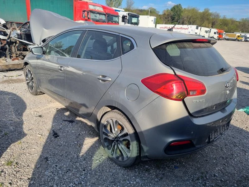 Kia Ceed 1.4 Fifa World Cup Edition, снимка 4 - Автомобили и джипове - 29412340