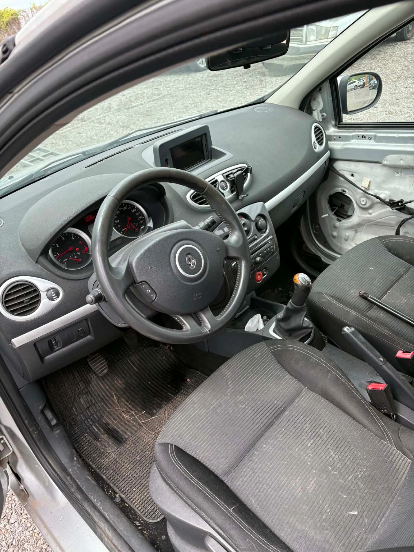 Renault Clio 1.5 dci, снимка 4 - Автомобили и джипове - 54428647