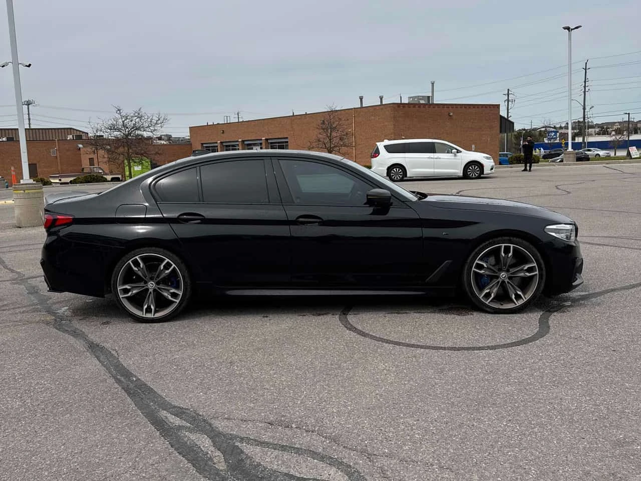 BMW 550 * xDrive * B&W* ДИСТРОНИК * 360* GESTURE* HUD, снимка 3 - Автомобили и джипове - 54554946