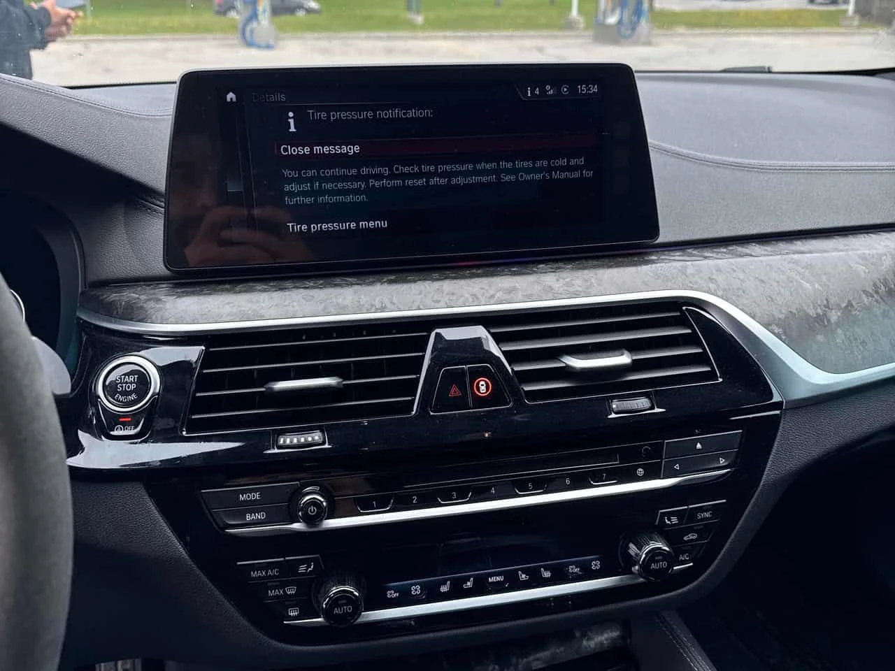 BMW 550 * xDrive * B&W* ДИСТРОНИК * 360* GESTURE* HUD, снимка 9 - Автомобили и джипове - 54554946