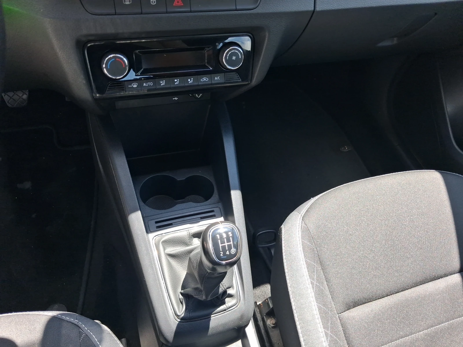 Skoda Fabia Амбишън 1, 0 MPI .60 к.с., 5М, снимка 14 - Автомобили и джипове - 54911533